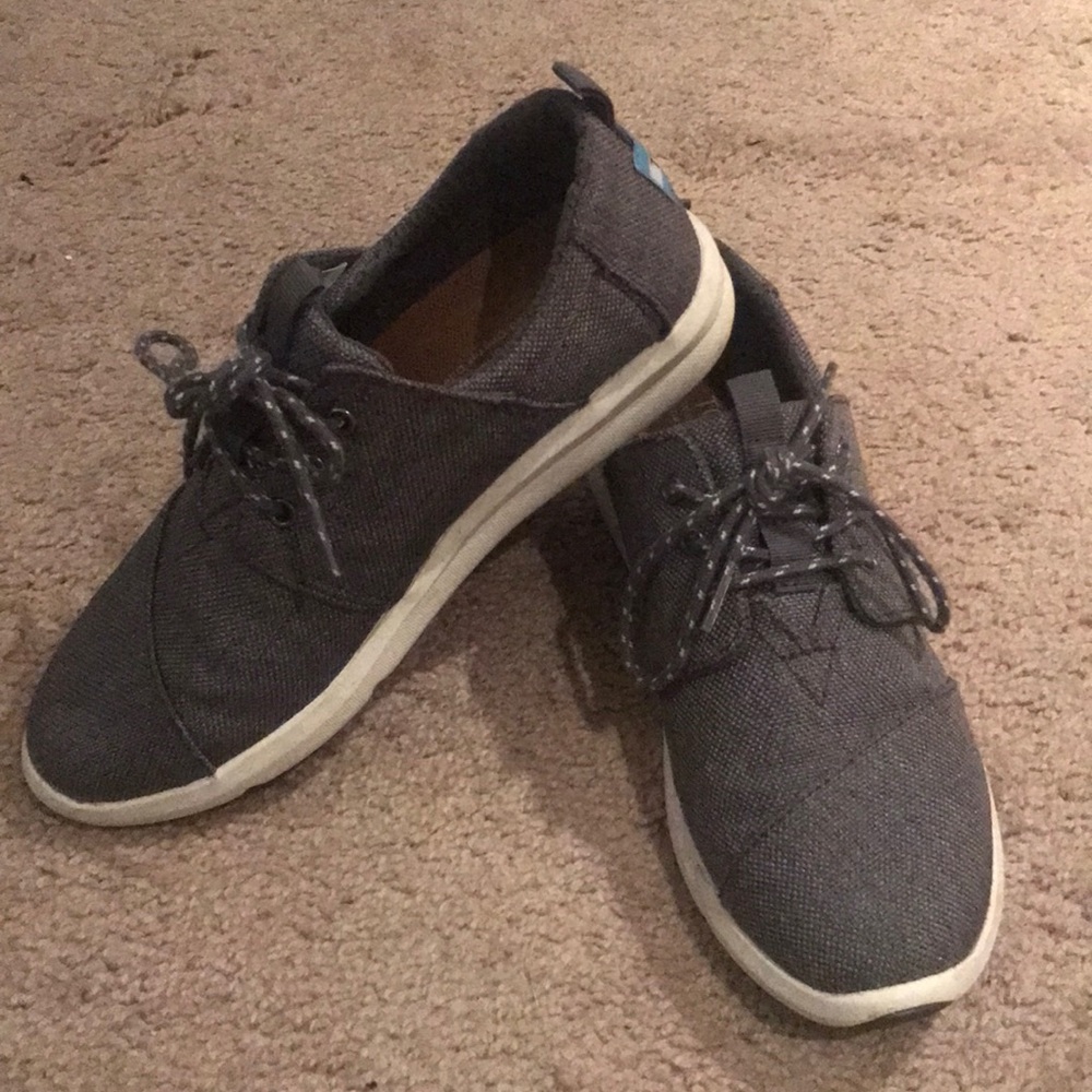 Toms sneakers size 6